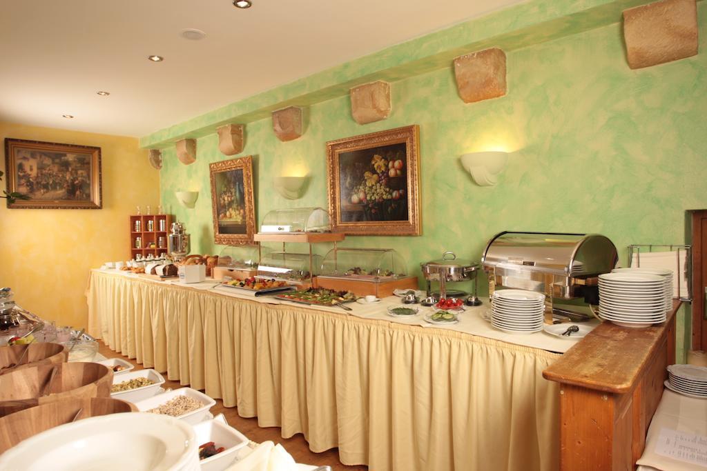 Hotel Schloss Edesheim Exterior photo